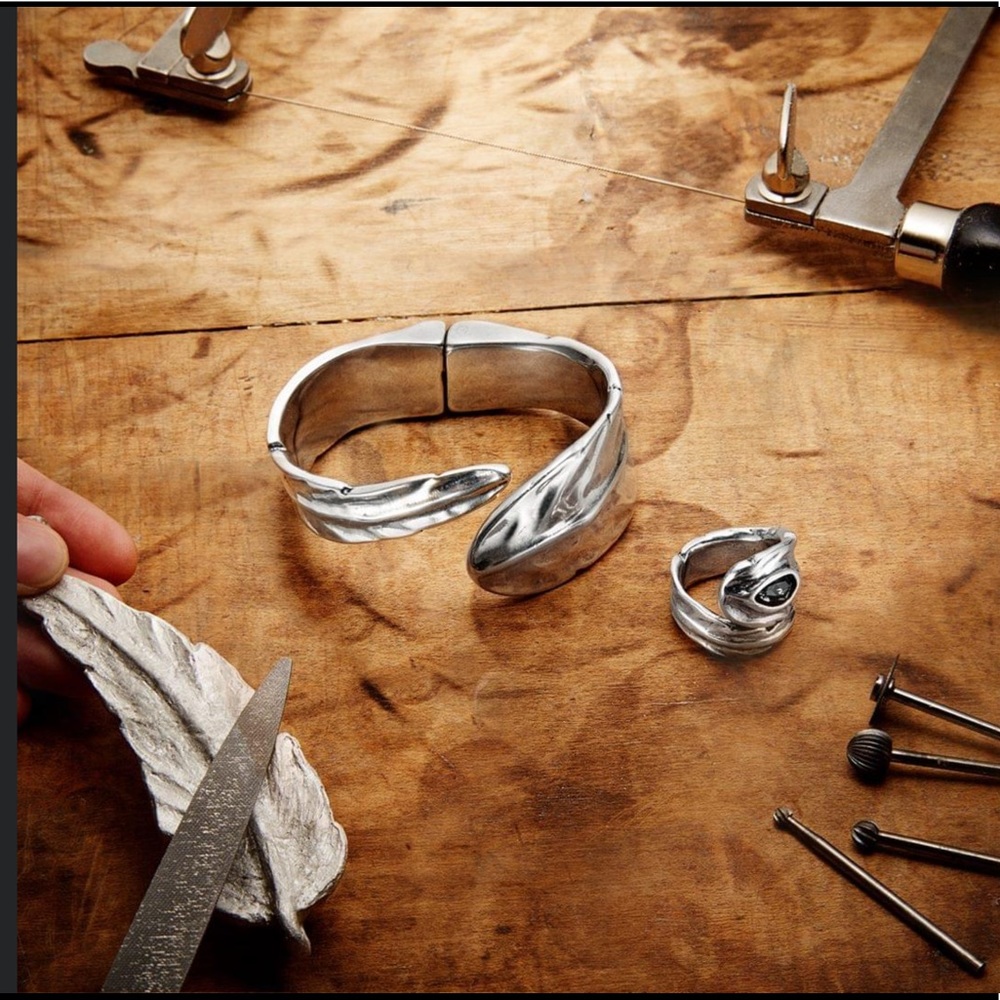 Uno de 50 Feather Cuff